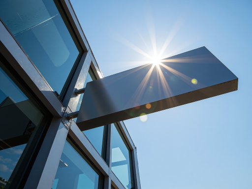 河南省瑞生堂医药连锁有限公司外景,现代化建筑,绿色标识牌,阳光明媚的白天